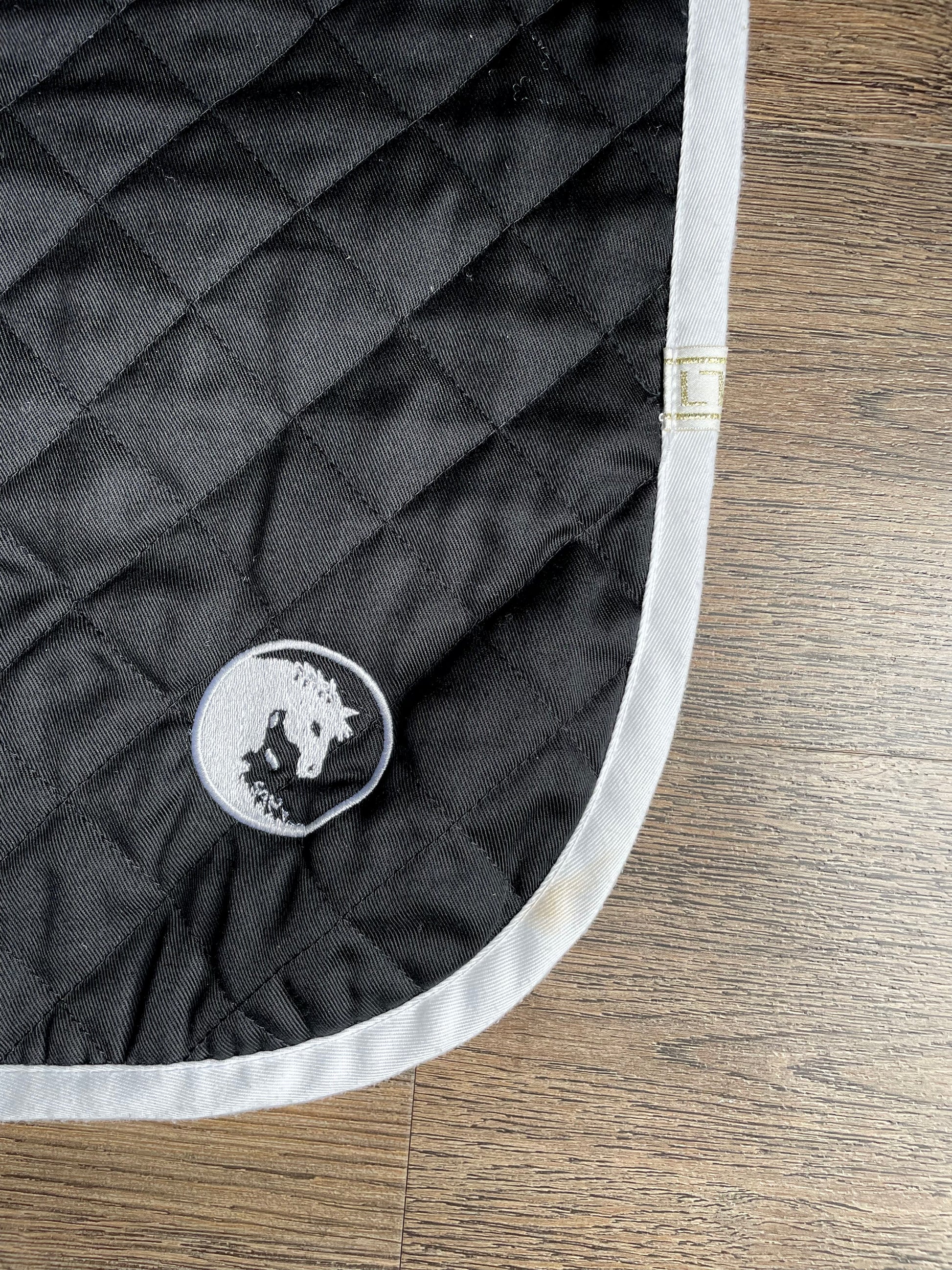 Tapis de selle Platinium Black Equithème | OHLALA Tapis de selle Platinium Black Equithème | OHLALA